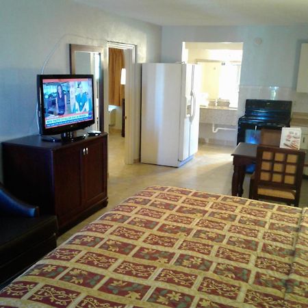 Express Inn & Suites - 5 Miles From St Petersburg Clearwater Airport 外观 照片