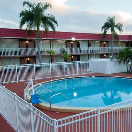 Express Inn & Suites - 5 Miles From St Petersburg Clearwater Airport 外观 照片