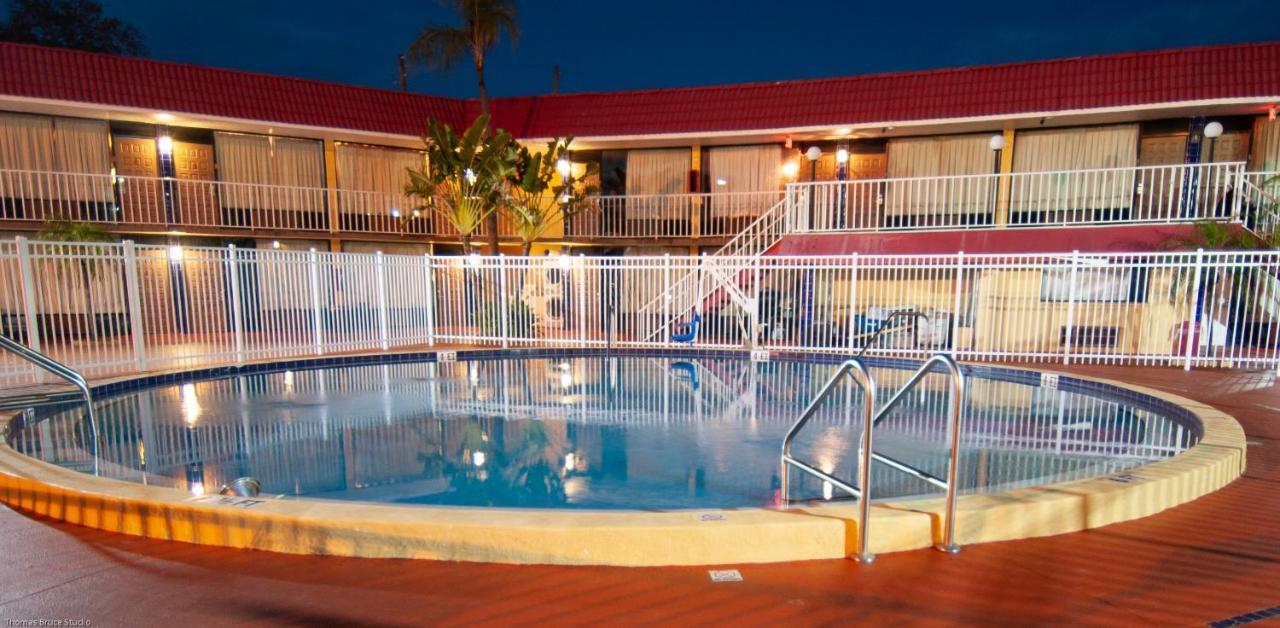 Express Inn & Suites - 5 Miles From St Petersburg Clearwater Airport 外观 照片