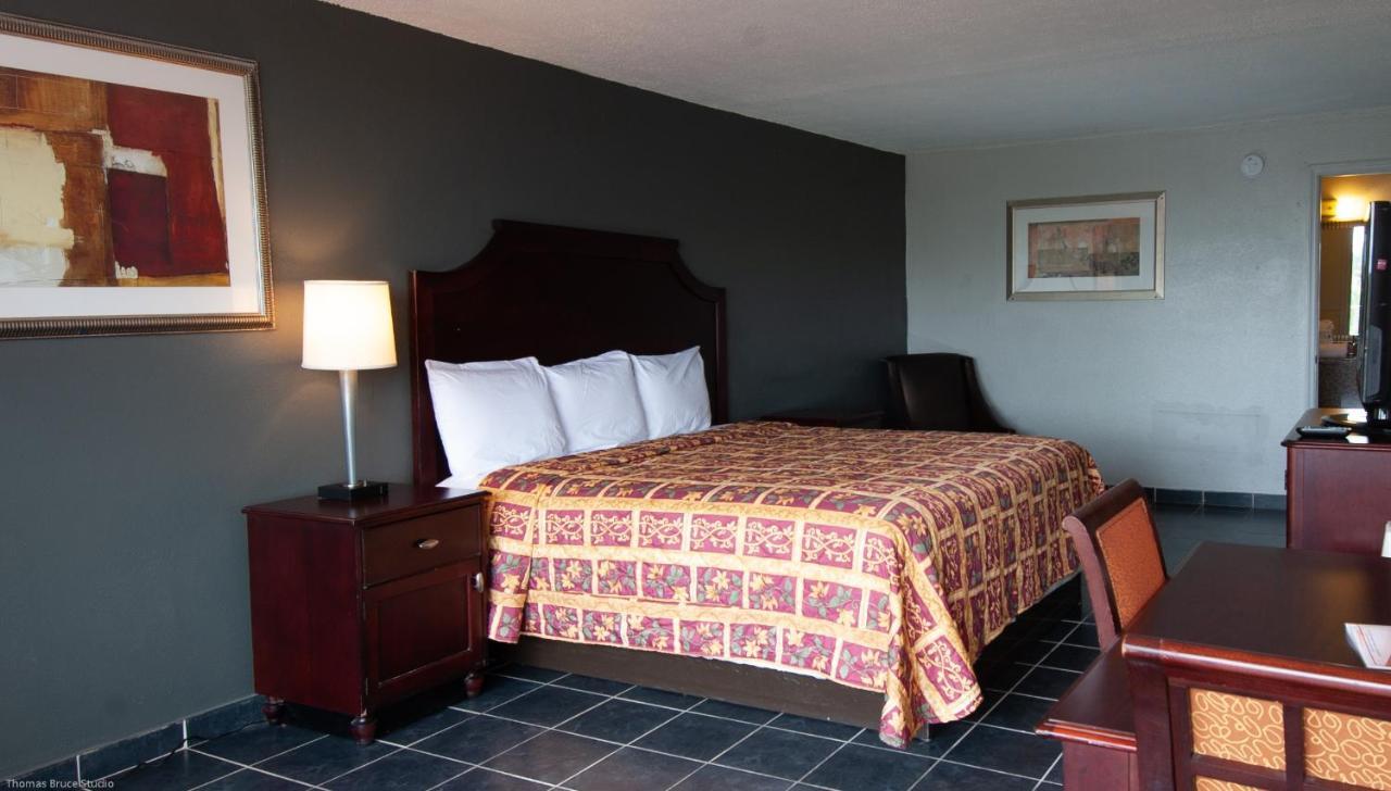 Express Inn & Suites - 5 Miles From St Petersburg Clearwater Airport 外观 照片