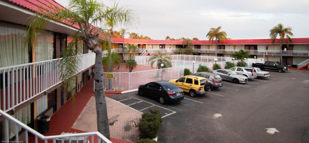 Express Inn & Suites - 5 Miles From St Petersburg Clearwater Airport 外观 照片