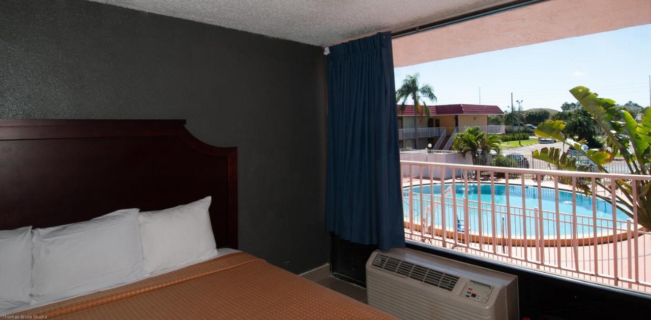 Express Inn & Suites - 5 Miles From St Petersburg Clearwater Airport 外观 照片