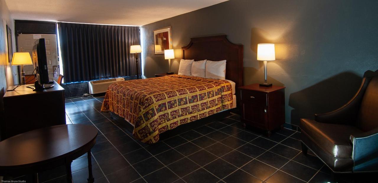 Express Inn & Suites - 5 Miles From St Petersburg Clearwater Airport 外观 照片