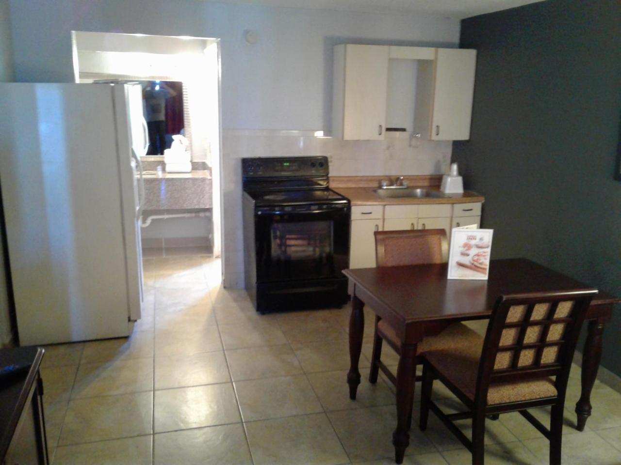 Express Inn & Suites - 5 Miles From St Petersburg Clearwater Airport 外观 照片