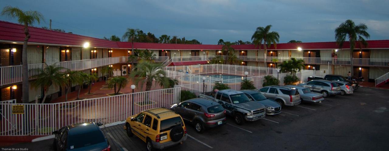 Express Inn & Suites - 5 Miles From St Petersburg Clearwater Airport 外观 照片