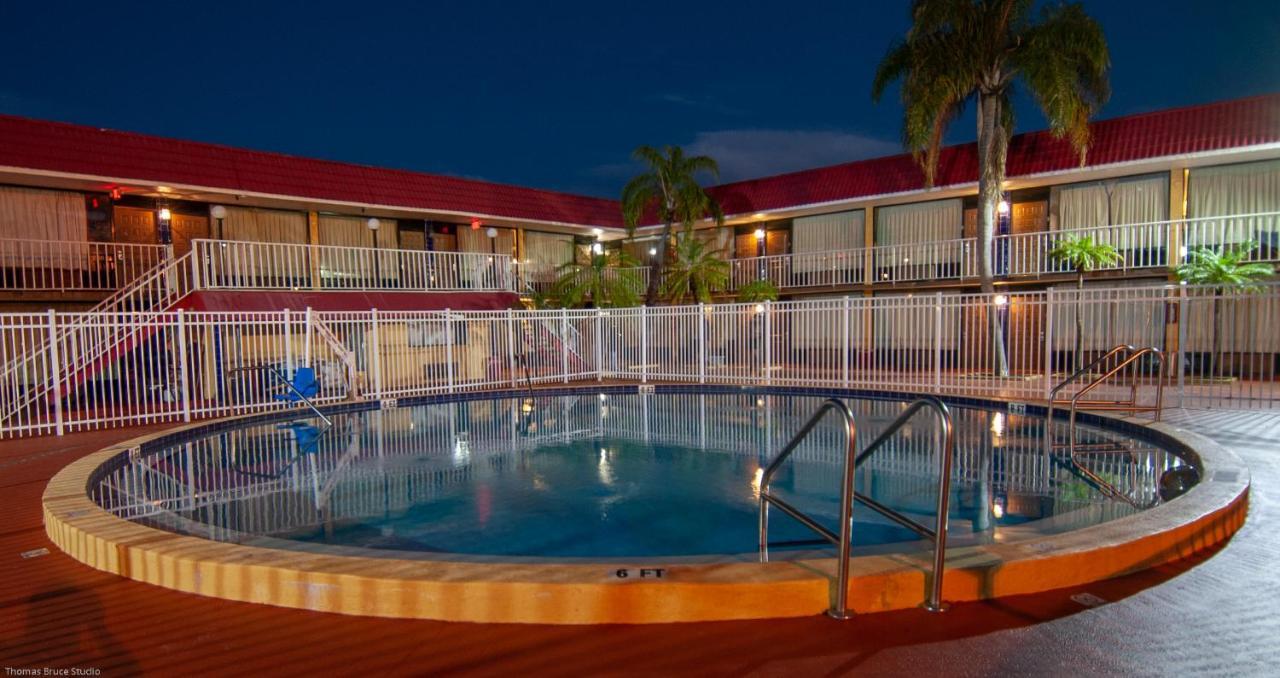 Express Inn & Suites - 5 Miles From St Petersburg Clearwater Airport 外观 照片