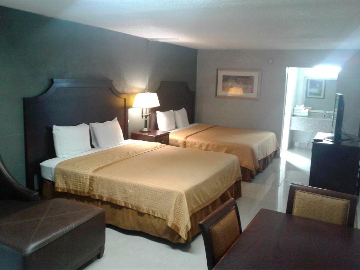 Express Inn & Suites - 5 Miles From St Petersburg Clearwater Airport 外观 照片