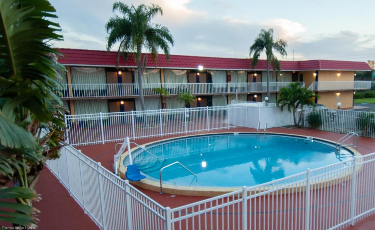 Express Inn & Suites - 5 Miles From St Petersburg Clearwater Airport 外观 照片